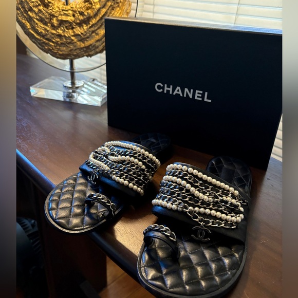 Chanel (39C) Pearl & Chain Toe Strap sandals - Picture 1 of 7